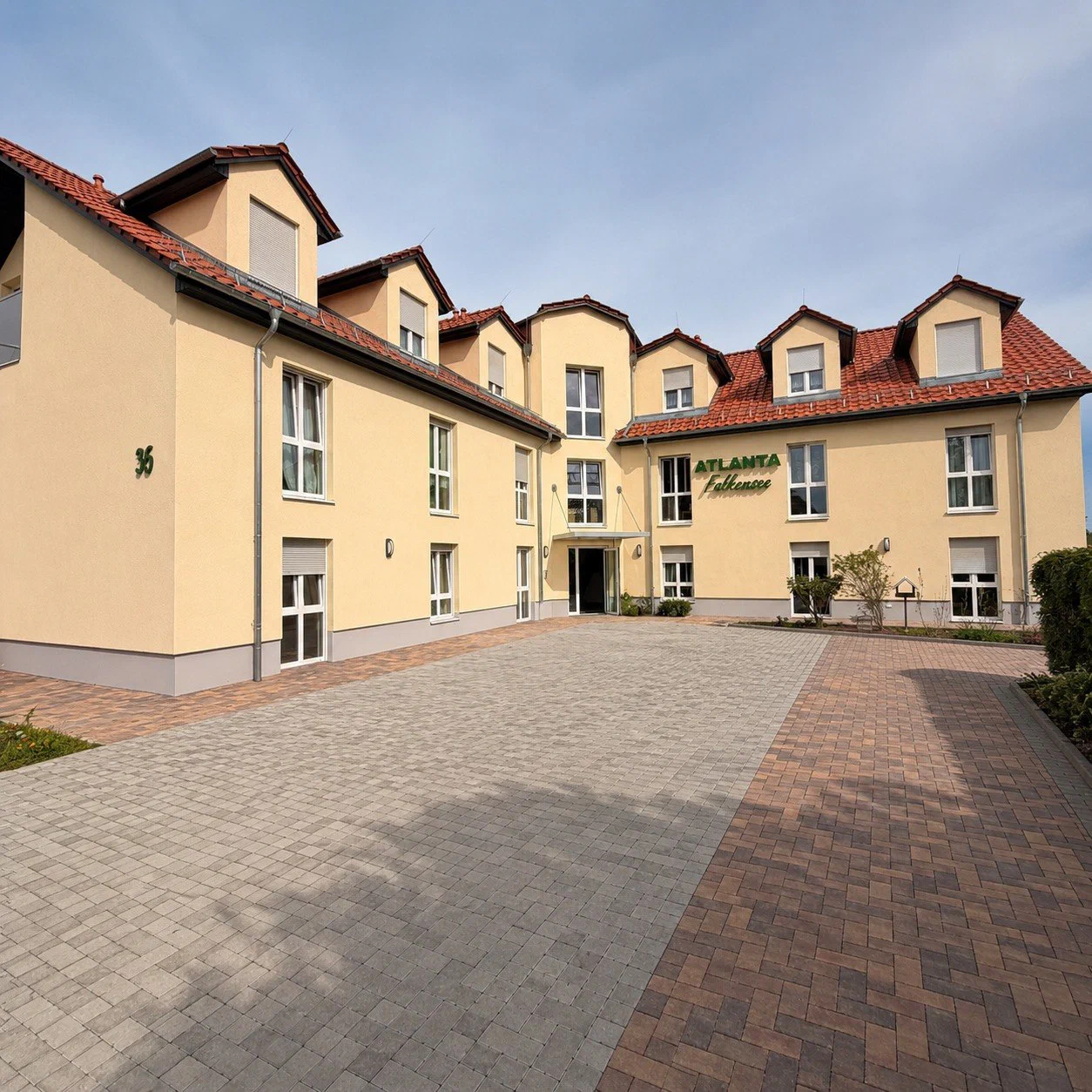 Das Atlanta-Gebäude mit Innenhof in der Falkenhagener Straße 35 in Falkensee